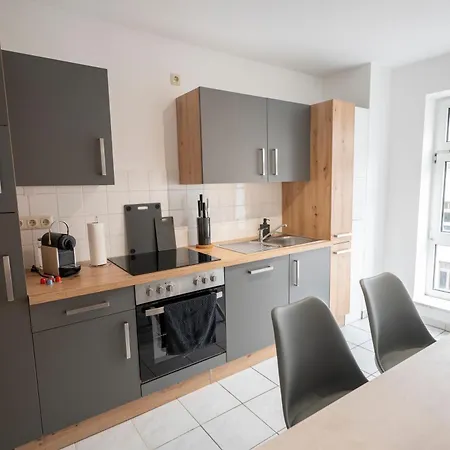 Two - Netflix, 5 Personen Appartement
